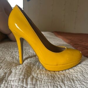 Yellow pumps